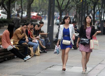 地铁一老人掐住女孩脖子不放手